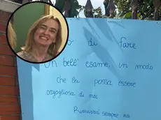 Il cartello e i fiori lasciati dagli studenti davanti alla casa di Chiara Guerra (nel tondo) uccisa dal nipote (foto Bortoluzzi)