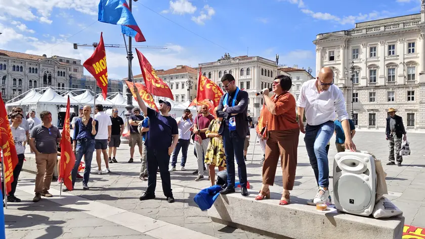 La protesta StarTech sotto la prefettura in piazza Unità (Bruni)