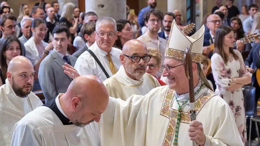 Il vescovo Trevisi a San Giusto per l’ordinazione degli ultimi due sacerdoti (foto Silvano)