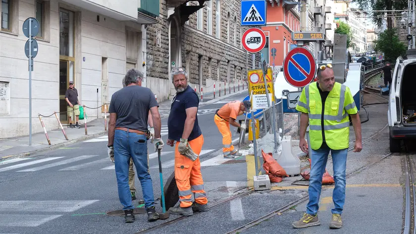 Le operazioni di allestimento del cantiere e della segnaletica (fotoservizio Massimo Silvano)