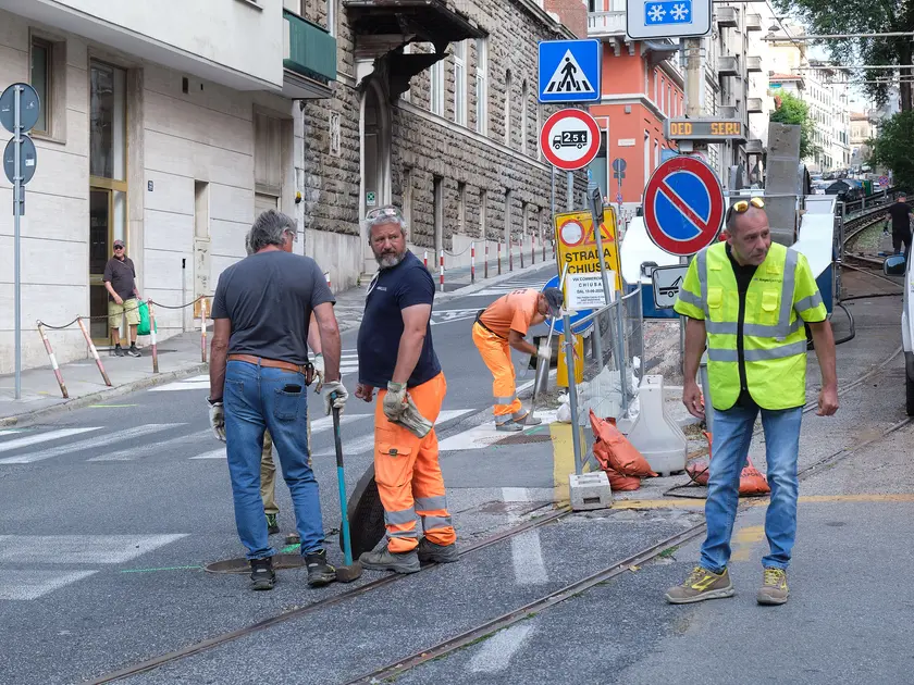 Le operazioni di allestimento del cantiere e della segnaletica (fotoservizio Massimo Silvano)