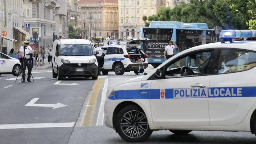 La Polizia locale in via Carducci (foto Andrea Lasorte)