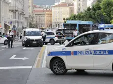 La Polizia locale in via Carducci (foto Andrea Lasorte)