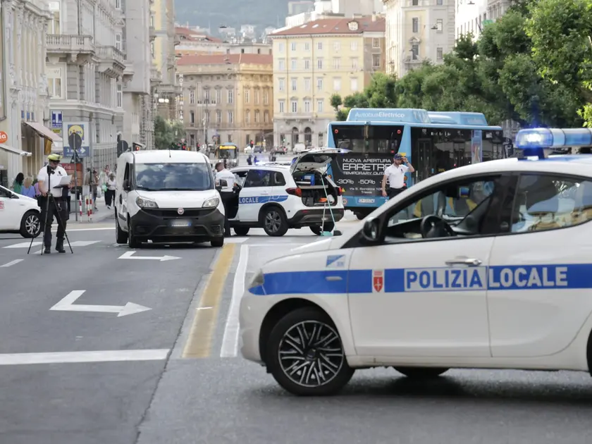 La Polizia locale in via Carducci (foto Andrea Lasorte)