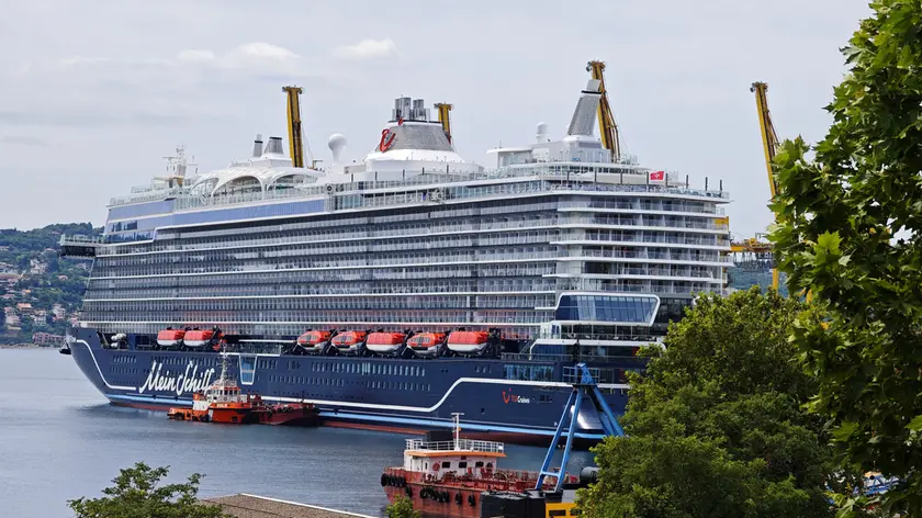 La Mein Schiff al Molo VII (foto Andrea Lasorte)