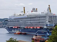 La Mein Schiff al Molo VII (foto Andrea Lasorte)