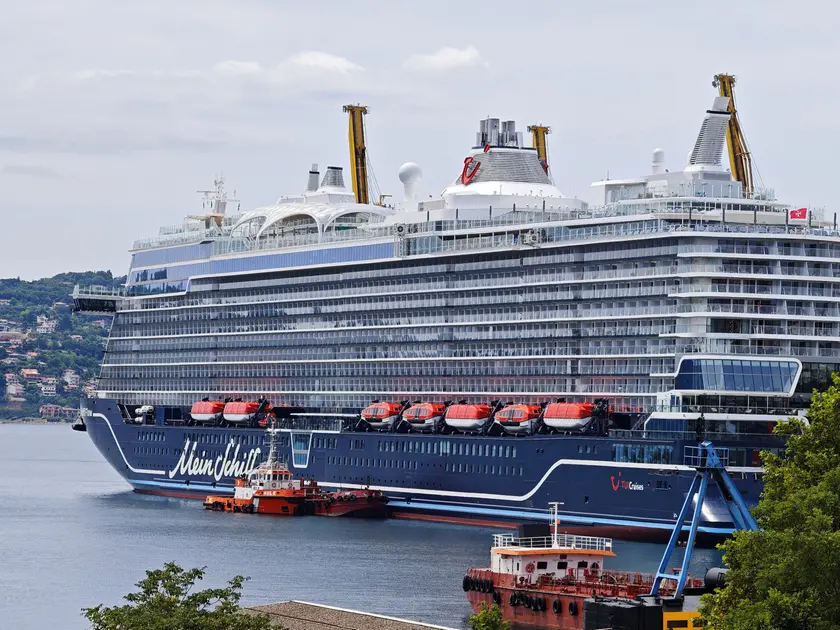 La Mein Schiff al Molo VII (foto Andrea Lasorte)