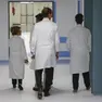Medici al lavoro nella corsia di un ospedale