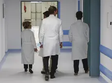 Medici al lavoro nella corsia di un ospedale