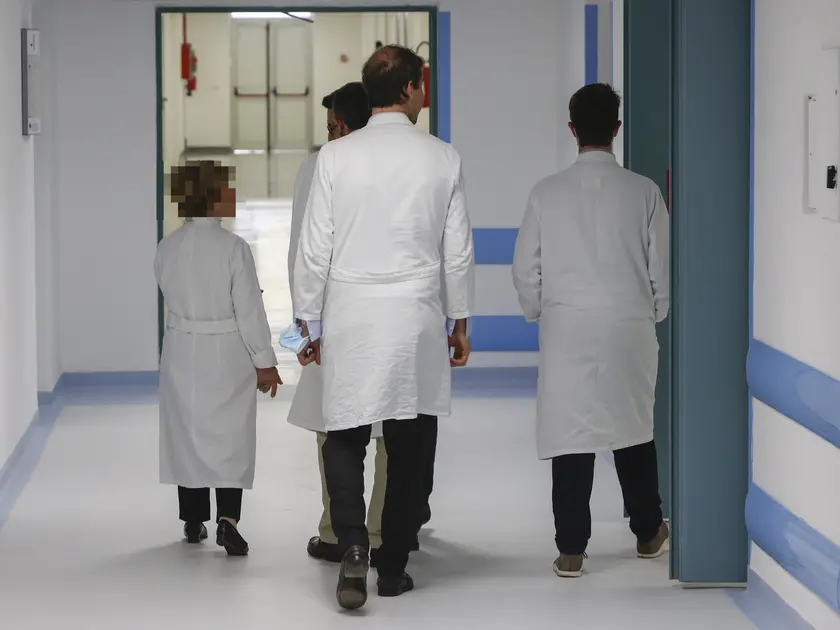Medici al lavoro nella corsia di un ospedale