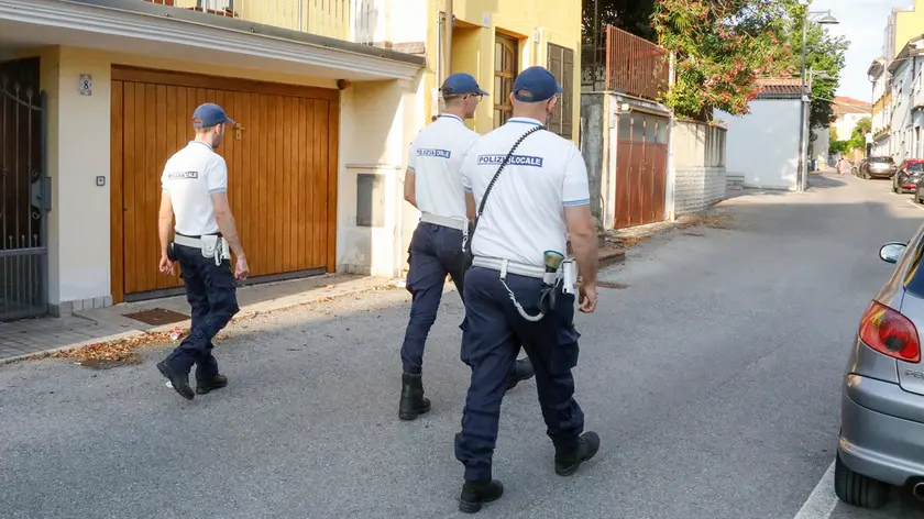 https://images.ilpiccolo.it/view/acePublic/alias/contentid/1rtca3xg3p6b38o4u9k/0/copia-di-copy-of-15-06-2026-polizia-locale-controlli-turno-serale-monfalcone.webp?f=16%3A9&amp;w=840