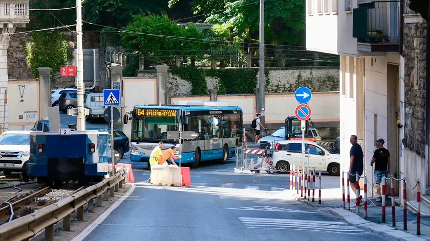 I lavori e il cantiere in via Commerciale (Foto Massimo Silvano)