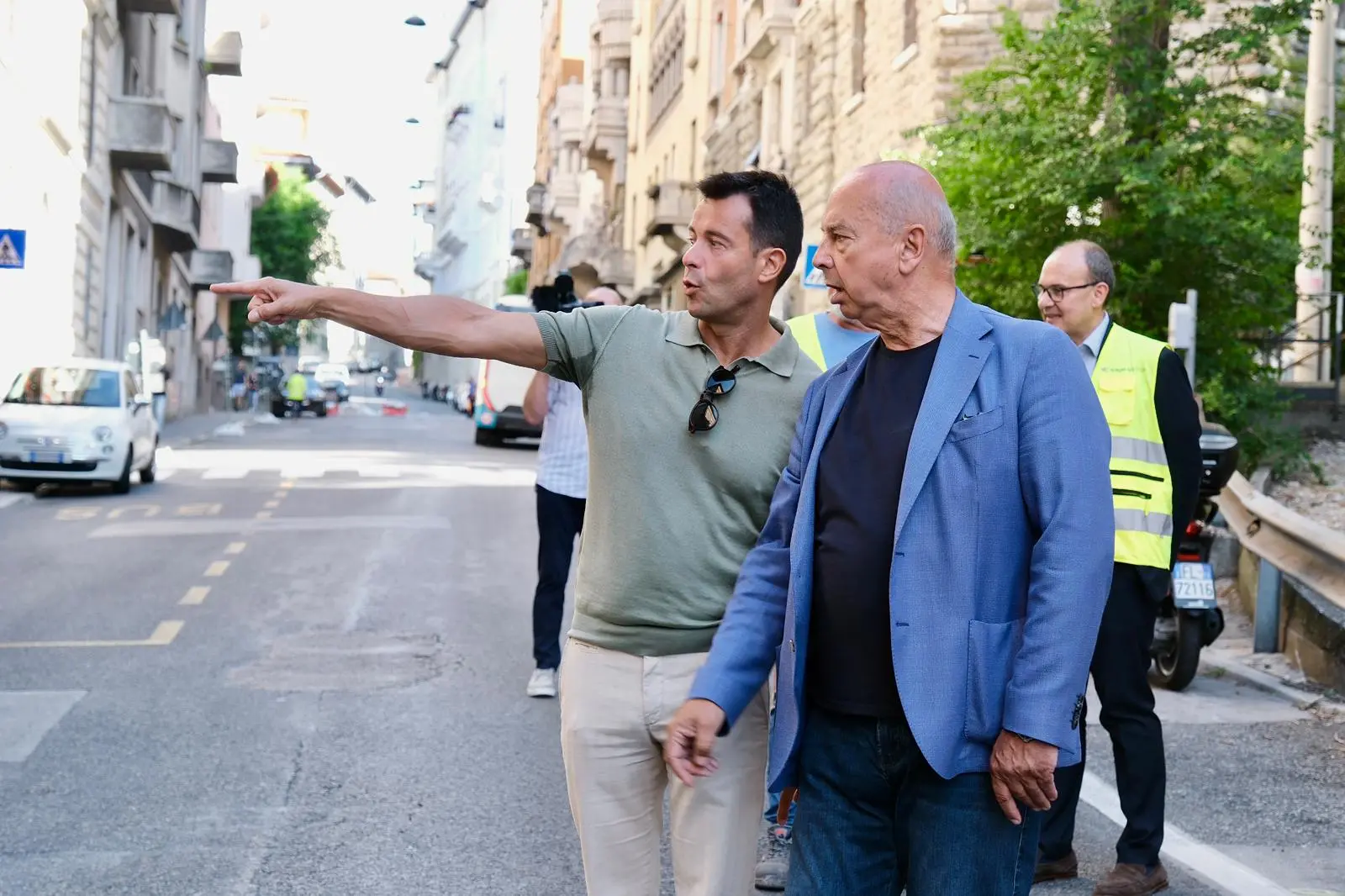 L'assessore e il sindaco in via Commerciale (Foto Massimo Silvano)