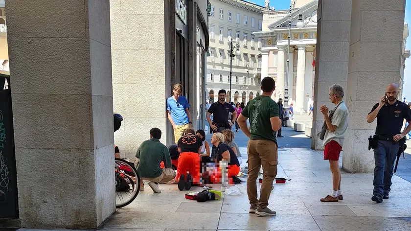 Le operazioni di soccorso in piazza della Borsa (foto Bruni)