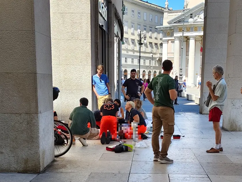 Le operazioni di soccorso in piazza della Borsa (foto Bruni)