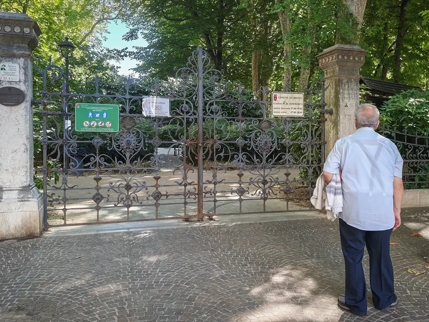 Il Giardino pubblico e il cancello chiuso (foto Andrea Lasorte)