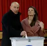 Janša mentre vota alle elezioni parlamentari lo scorso marzo (foto Epa)