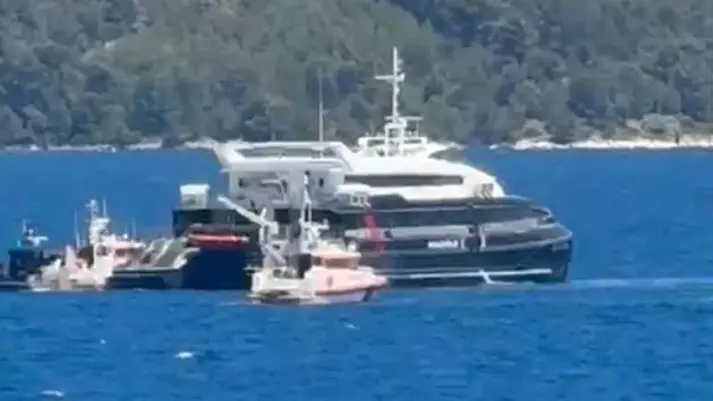 Il catamarano Krilo Eclipse dopo lo scontro con la barca a vela