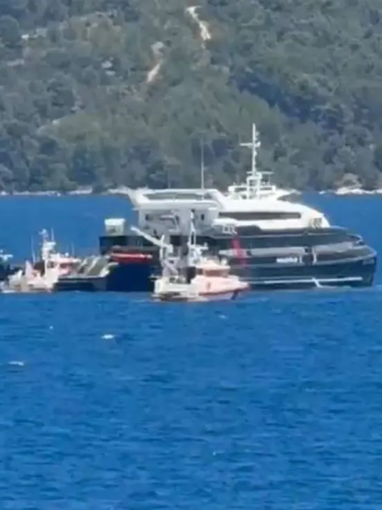 Il catamarano Krilo Eclipse dopo lo scontro con la barca a vela