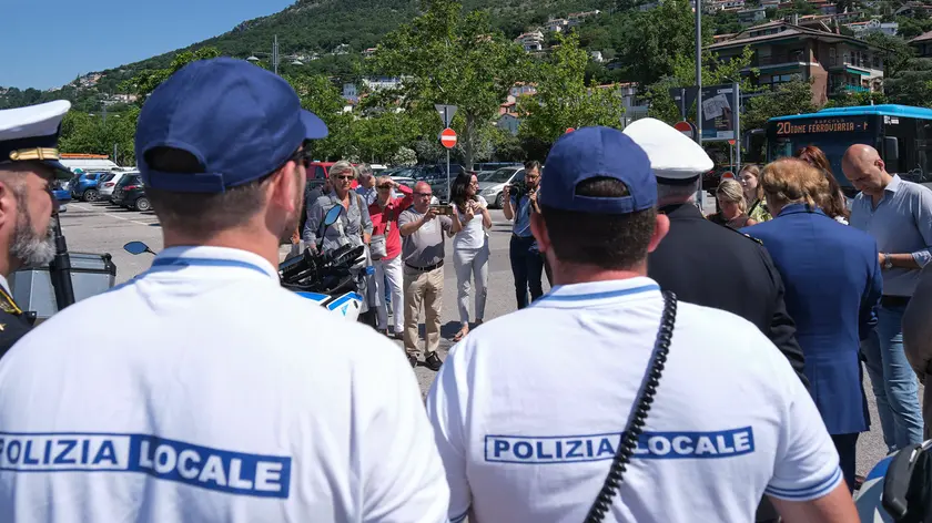La Polizia locale sul lungomare di Barcola (foto Massimo Silvano)