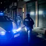 Agenti delle Volanti della Questura impegnati in un intervento