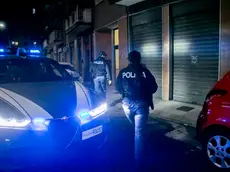 Agenti delle Volanti della Questura impegnati in un intervento