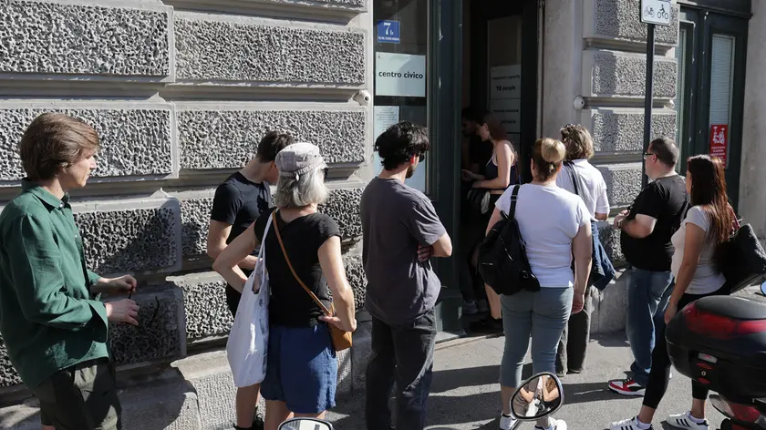 Nuova carta d’identità elettronica, l’assalto ai centri civici tra code e ore di attesa