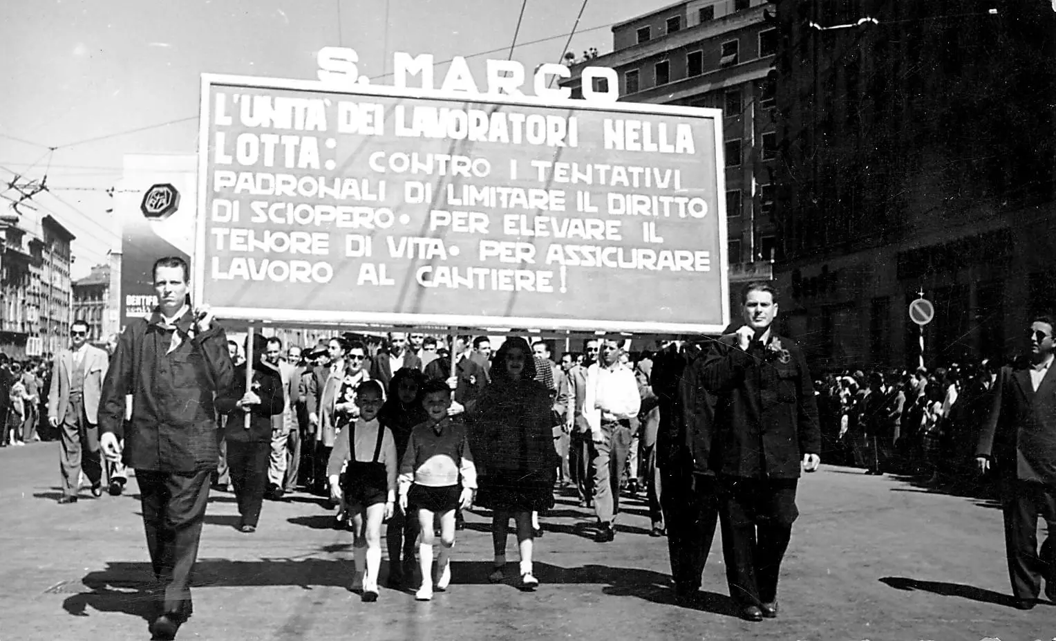 Una manifestazione di piazza dei lavoratori del cantiere San Marco