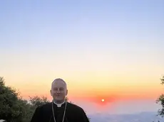 Monsignor Pietro Dal Toso sulle colline di Tisbe, luogo di nascita del profeta Elia