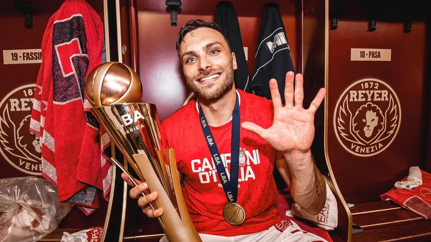 L’azzurro triestino Stefano Tonut festeggia lo scudetto dell’Olimpia Milano
