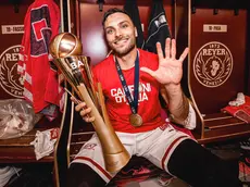 L’azzurro triestino Stefano Tonut festeggia lo scudetto dell’Olimpia Milano