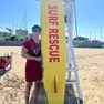 Il bagnino classe 2000 Matteo Palma con la tavola di cui si è servito per portare in salvo il bagnante
