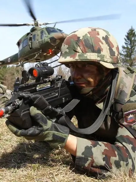Due soldati e un elicottero durante un’esercitazione dell’esercito sloveno