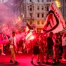 sinistra il corteo in piazza Goldoni, a destra il passaggio bloccato dalla Polizia (fotoservizio Massimo Silvano)