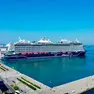 La Mein Schiff Flow davanti a piazza Unità (Foto Silvano)