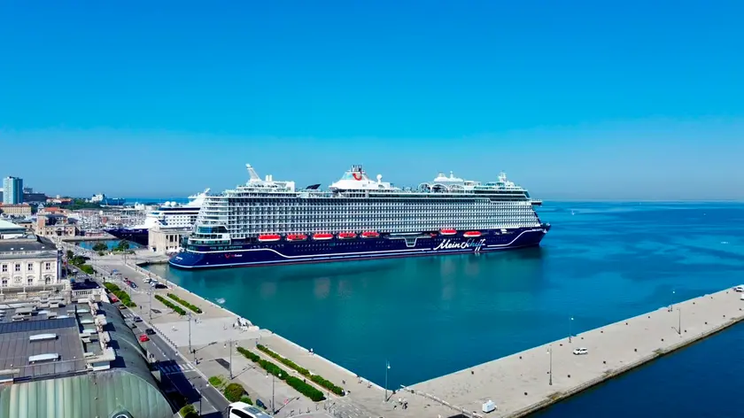 La Mein Schiff Flow davanti a piazza Unità (Foto Silvano)