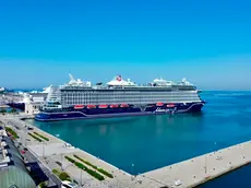La Mein Schiff Flow davanti a piazza Unità (Foto Silvano)