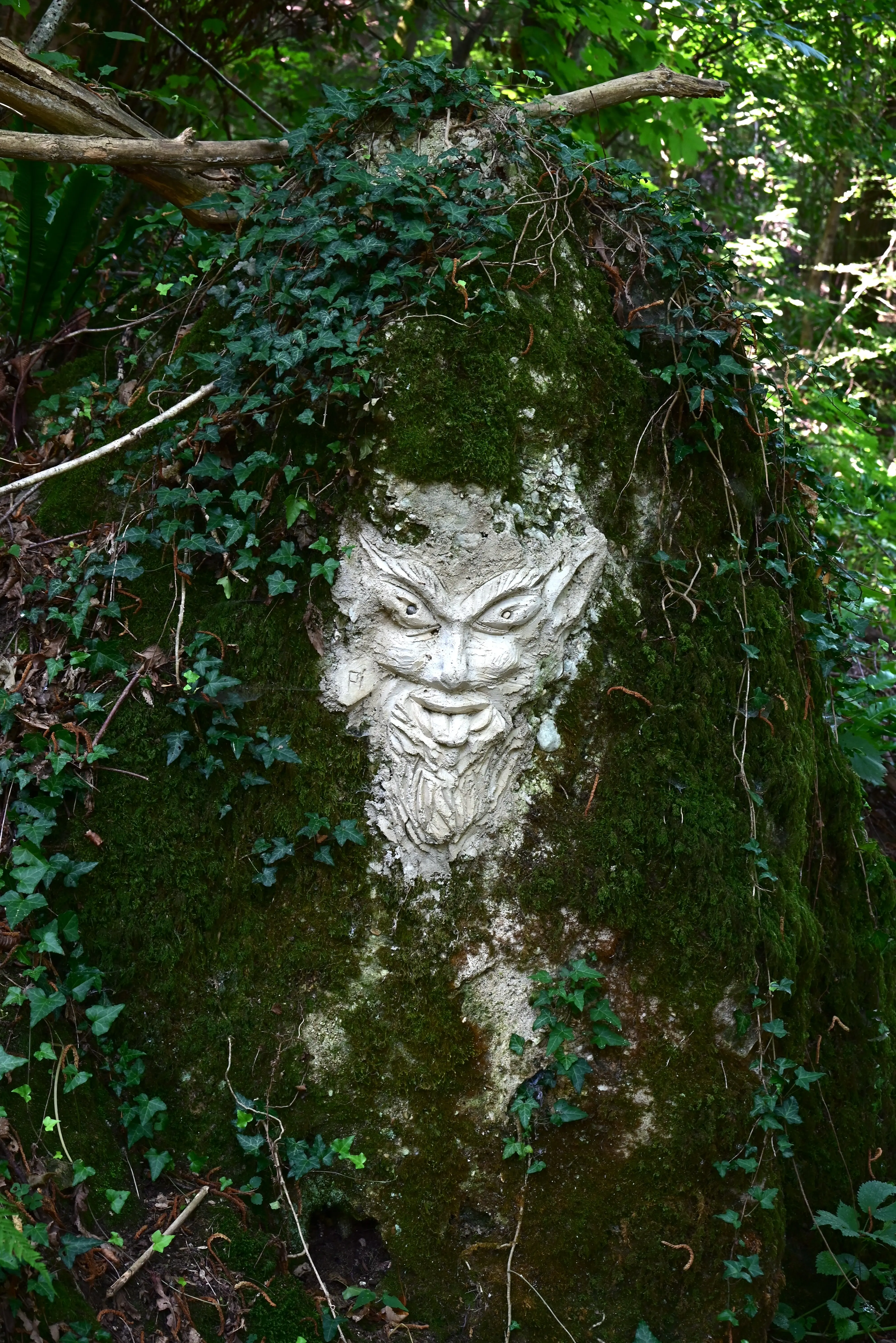 Lungo le strade battute dagli antichi pellegrini alla scoperta di piccoli compendi della natura del Friuli Venezia Giulia. In una calda giornata di metà giugno abbiamo percorso un tratto del cammino millenario, la via Romea Strata, che dal Nord est conduce a Roma. Un passo dopo l’altro, scandendo il tempo andato animato dai romani dediti ai commerci e da tutti coloro che nei secoli contribuirono a scrivere una pagina di storia. Non ultimi i soldati impegnati nel 1915-18 nella Grande guerra e tanto meno maestranze che con il loro saper fare costruirono il ponte sul Tagliamento, il grande fiume naturale, che collega la nostra regione al Veneto.