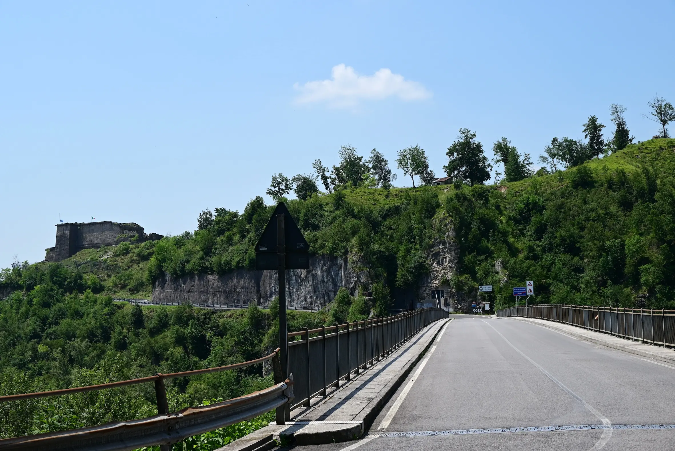 Lungo le strade battute dagli antichi pellegrini alla scoperta di piccoli compendi della natura del Friuli Venezia Giulia. In una calda giornata di metà giugno abbiamo percorso un tratto del cammino millenario, la via Romea Strata, che dal Nord est conduce a Roma. Un passo dopo l’altro, scandendo il tempo andato animato dai romani dediti ai commerci e da tutti coloro che nei secoli contribuirono a scrivere una pagina di storia. Non ultimi i soldati impegnati nel 1915-18 nella Grande guerra e tanto meno maestranze che con il loro saper fare costruirono il ponte sul Tagliamento, il grande fiume naturale, che collega la nostra regione al Veneto.