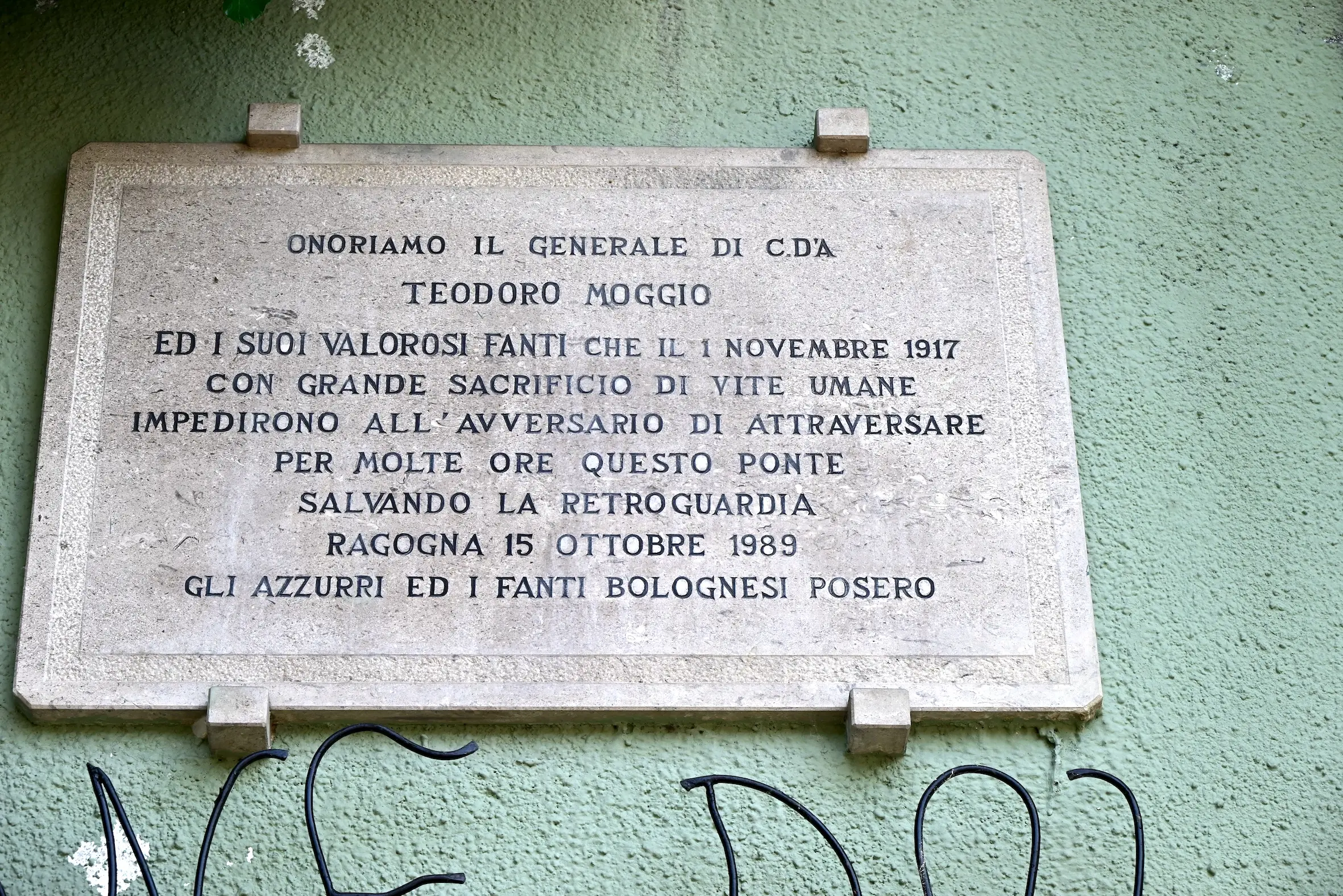 Lungo le strade battute dagli antichi pellegrini alla scoperta di piccoli compendi della natura del Friuli Venezia Giulia. In una calda giornata di metà giugno abbiamo percorso un tratto del cammino millenario, la via Romea Strata, che dal Nord est conduce a Roma. Un passo dopo l’altro, scandendo il tempo andato animato dai romani dediti ai commerci e da tutti coloro che nei secoli contribuirono a scrivere una pagina di storia. Non ultimi i soldati impegnati nel 1915-18 nella Grande guerra e tanto meno maestranze che con il loro saper fare costruirono il ponte sul Tagliamento, il grande fiume naturale, che collega la nostra regione al Veneto.