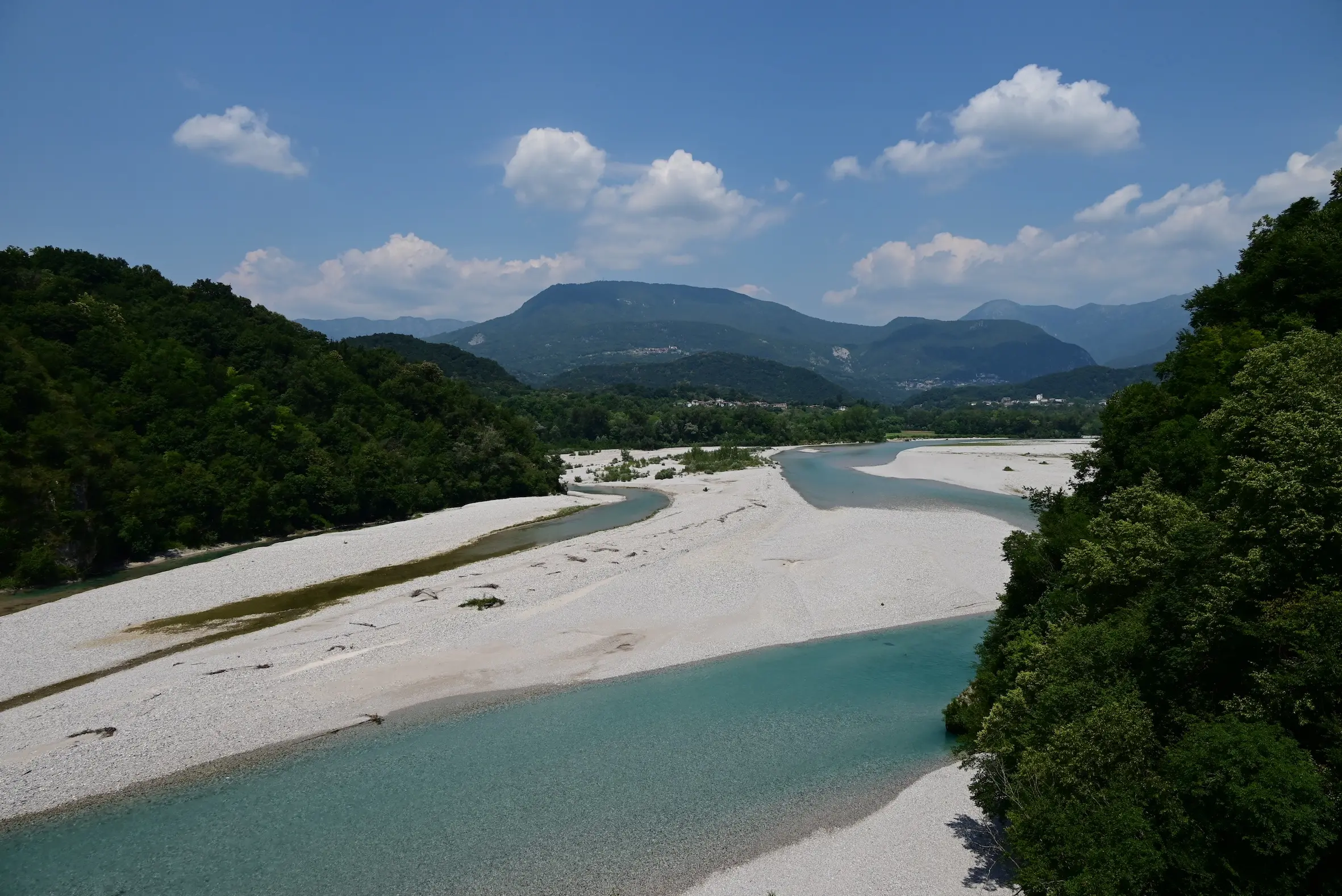 Lungo le strade battute dagli antichi pellegrini alla scoperta di piccoli compendi della natura del Friuli Venezia Giulia. In una calda giornata di metà giugno abbiamo percorso un tratto del cammino millenario, la via Romea Strata, che dal Nord est conduce a Roma. Un passo dopo l’altro, scandendo il tempo andato animato dai romani dediti ai commerci e da tutti coloro che nei secoli contribuirono a scrivere una pagina di storia. Non ultimi i soldati impegnati nel 1915-18 nella Grande guerra e tanto meno maestranze che con il loro saper fare costruirono il ponte sul Tagliamento, il grande fiume naturale, che collega la nostra regione al Veneto.