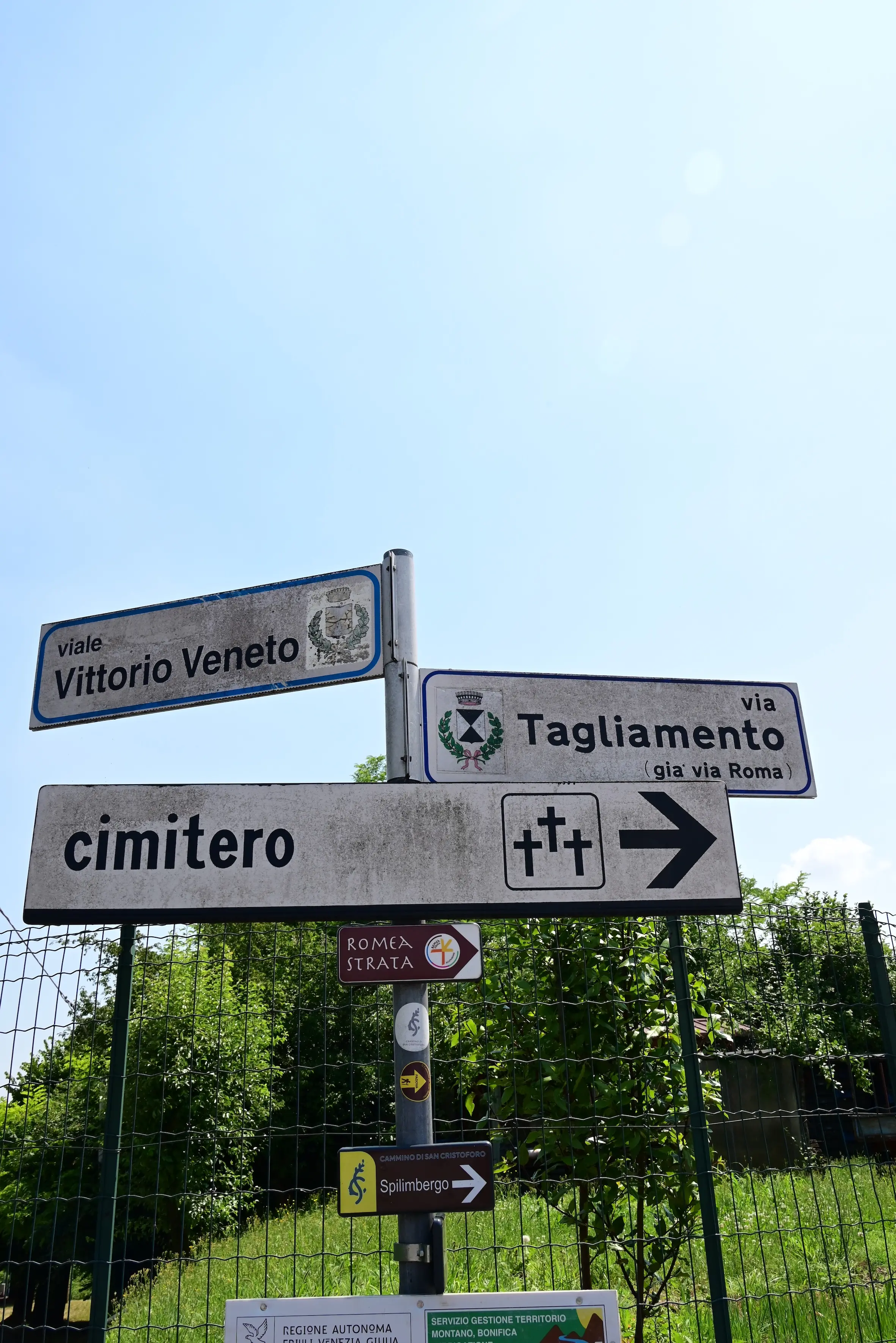 Lungo le strade battute dagli antichi pellegrini alla scoperta di piccoli compendi della natura del Friuli Venezia Giulia. In una calda giornata di metà giugno abbiamo percorso un tratto del cammino millenario, la via Romea Strata, che dal Nord est conduce a Roma. Un passo dopo l’altro, scandendo il tempo andato animato dai romani dediti ai commerci e da tutti coloro che nei secoli contribuirono a scrivere una pagina di storia. Non ultimi i soldati impegnati nel 1915-18 nella Grande guerra e tanto meno maestranze che con il loro saper fare costruirono il ponte sul Tagliamento, il grande fiume naturale, che collega la nostra regione al Veneto.
