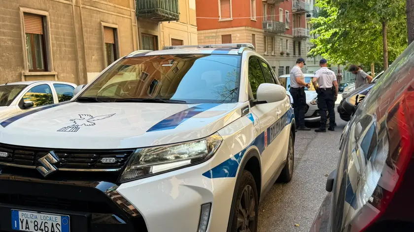 L'intervento della polizia locale per l'incidente in via Ghirlandaio. Foto di Massimo Silvano