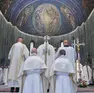 Il vescovo durante l’ordinazione degli ultimi due sacerdoti (foto Massimo Silvano)
