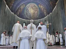 Il vescovo durante l’ordinazione degli ultimi due sacerdoti (foto Massimo Silvano)