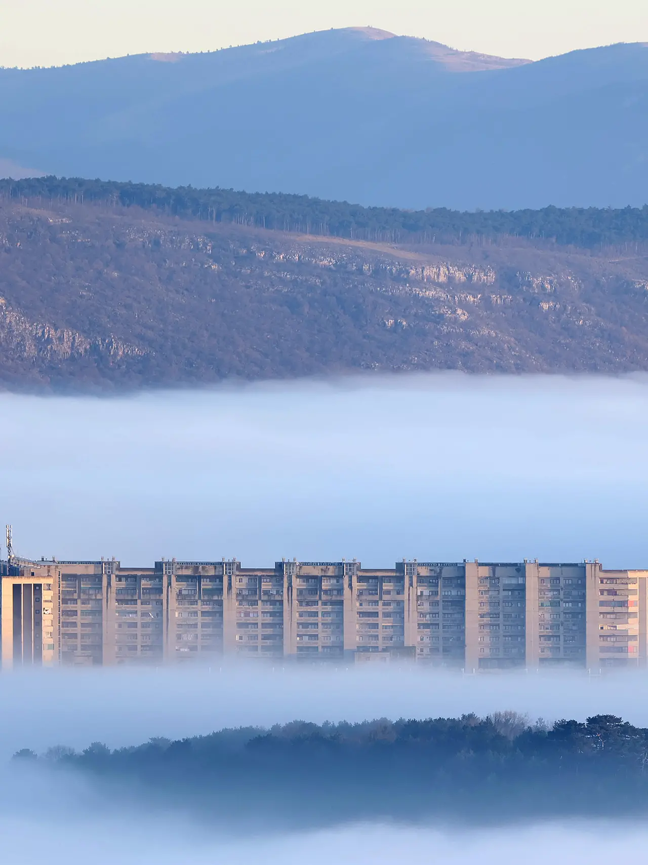 Il Quadrilatero di Melara immerso nella nebbia (foto Andrea Lasorte)