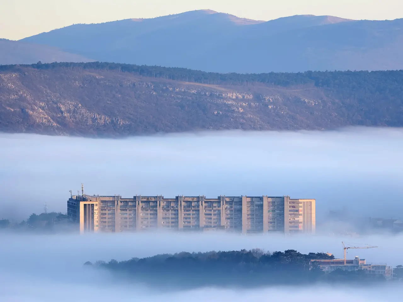 Il Quadrilatero di Melara immerso nella nebbia (foto Andrea Lasorte)