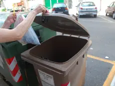 Monfalcone 04.07.2015 - Raccolta differenziata rifiuti: contenitori dell'umido in via Desenibus. (Foto Marega)