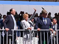 La premier Meloni con il ministro Ciriani e il presidente dell'Ana Favaro