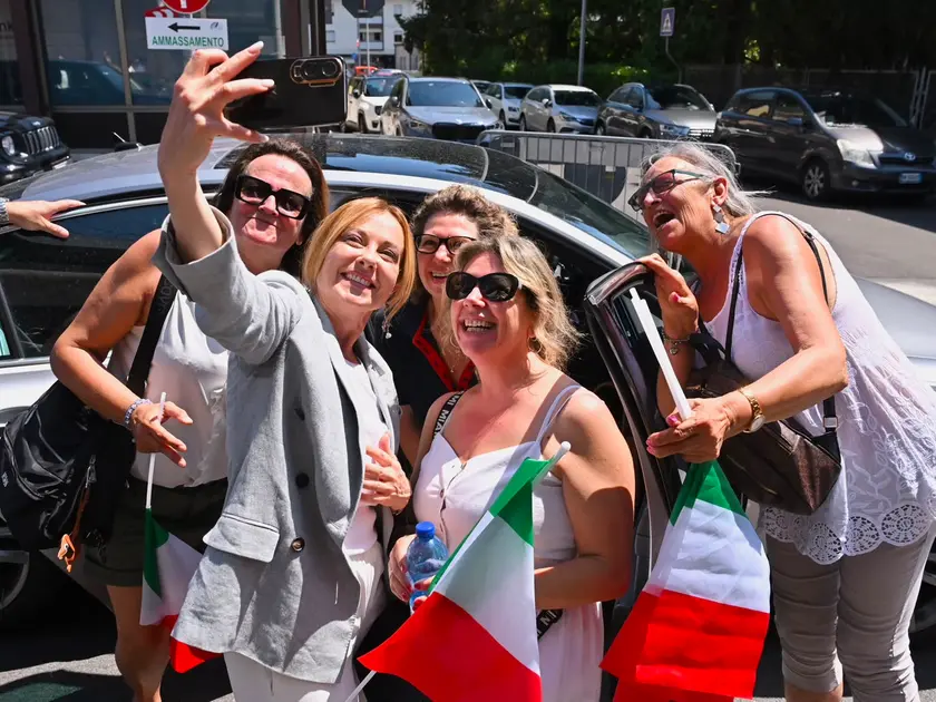 Accolta dagli applausi e dai cori della folla, la presidente del Consiglio Giorgia Meloni ha partecipato oggi al raduno del Triveneto degli alpini a Gemona, lasciando poi l’evento tra gli applausi dei presenti. «C’era bisogno di questo bagno di patriottismo», ha dichiarato la premier mentre attraversava l’area della manifestazione salutando il pubblico. «Non sono riuscita ad andare a Genova quindi penso che valesse la pena venire qui per dire grazie», ha aggiunto Meloni. «Grazie per i valori e grazie per un lavoro preziosissimo anche durante le nostre Olimpiadi e per il lavoro che fanno da volontari costantemente. Sono una certezza e per le istituzioni avere questo genere di certezze fa assolutamente la differenza».